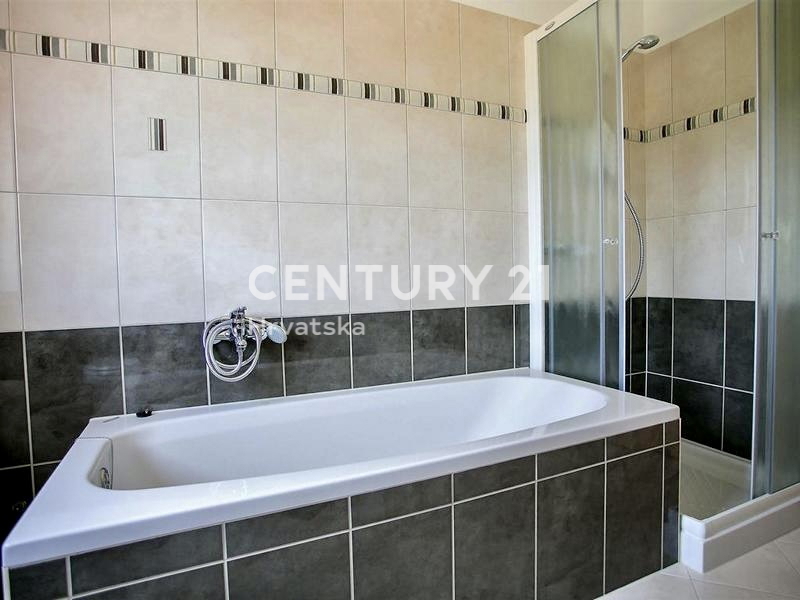 POREČ, VENDESI VILLA INDIPENDENTE CON PISCINA E SPLENDIDA VISTA SUL MARE