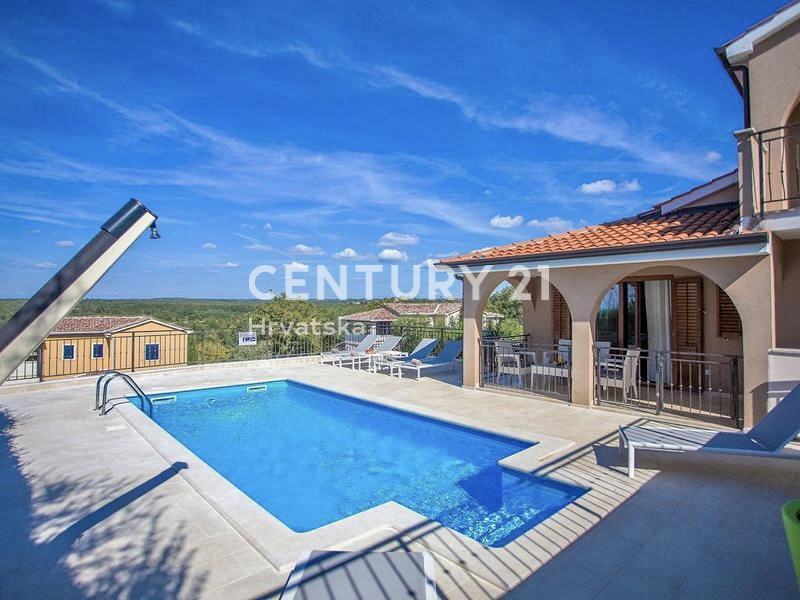 POREČ, VENDESI VILLA INDIPENDENTE CON PISCINA E SPLENDIDA VISTA SUL MARE