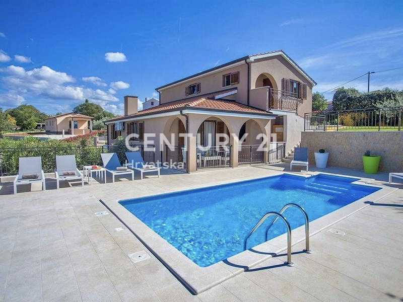 POREČ, VENDESI VILLA INDIPENDENTE CON PISCINA E SPLENDIDA VISTA SUL MARE