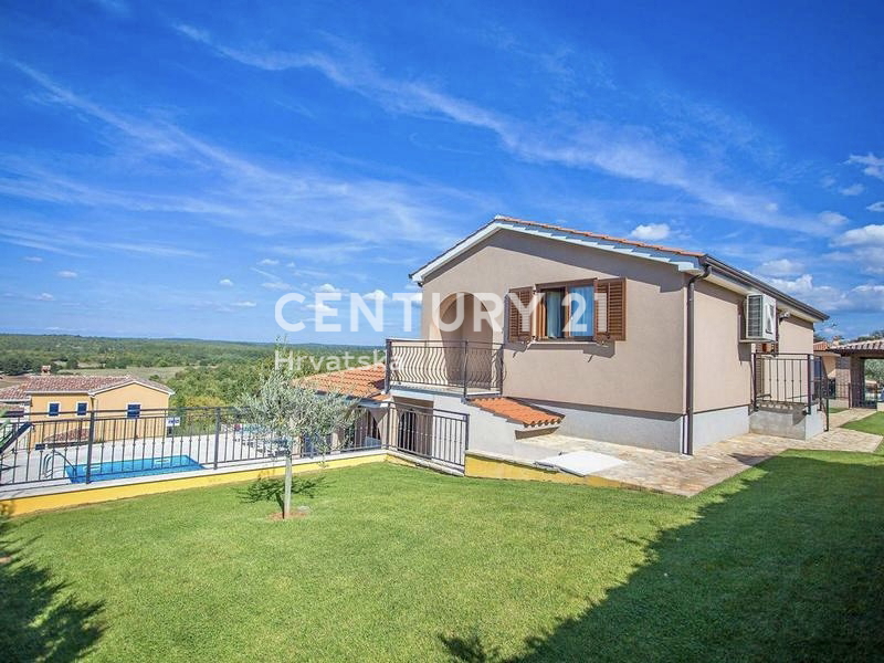 POREČ, VENDESI VILLA INDIPENDENTE CON PISCINA E SPLENDIDA VISTA SUL MARE