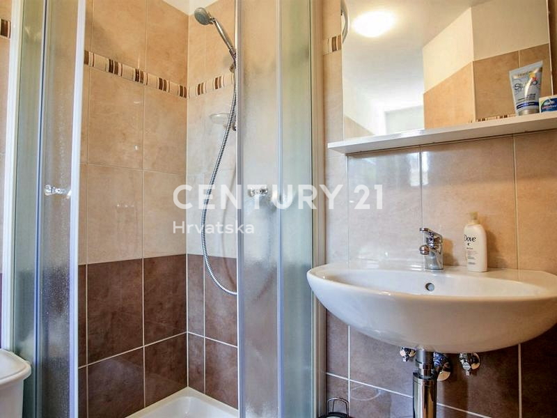 POREČ, VENDESI VILLA INDIPENDENTE CON PISCINA E SPLENDIDA VISTA SUL MARE