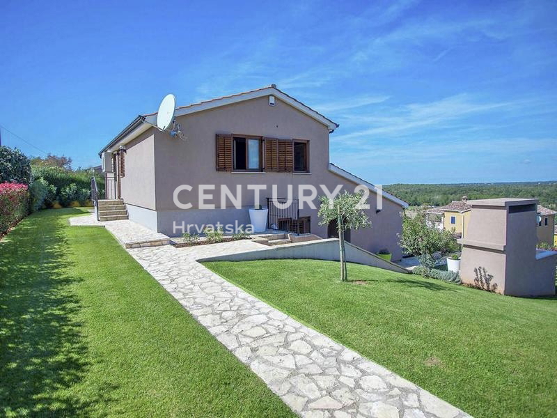 POREČ, VENDESI VILLA INDIPENDENTE CON PISCINA E SPLENDIDA VISTA SUL MARE
