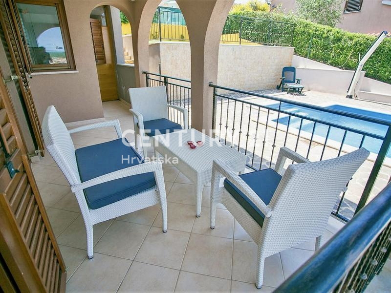 POREČ, VENDESI VILLA INDIPENDENTE CON PISCINA E SPLENDIDA VISTA SUL MARE