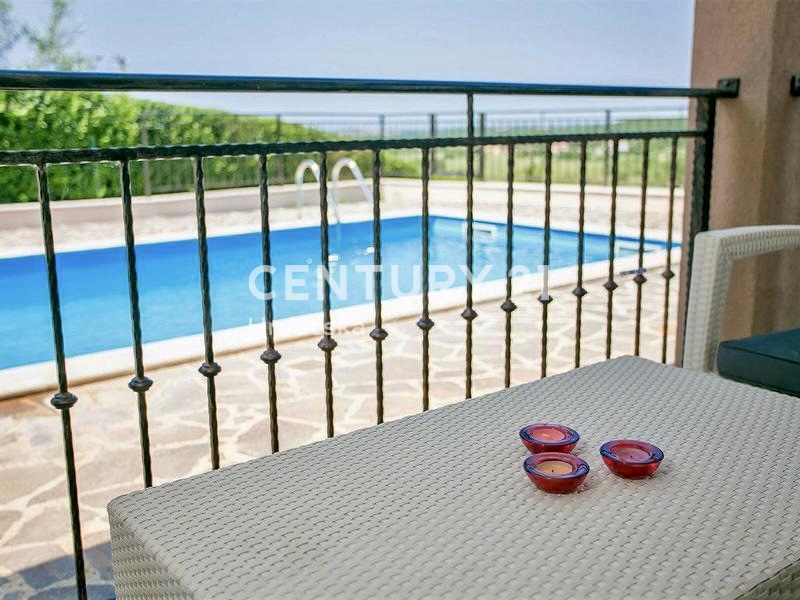 POREČ, VENDESI VILLA INDIPENDENTE CON PISCINA E SPLENDIDA VISTA SUL MARE