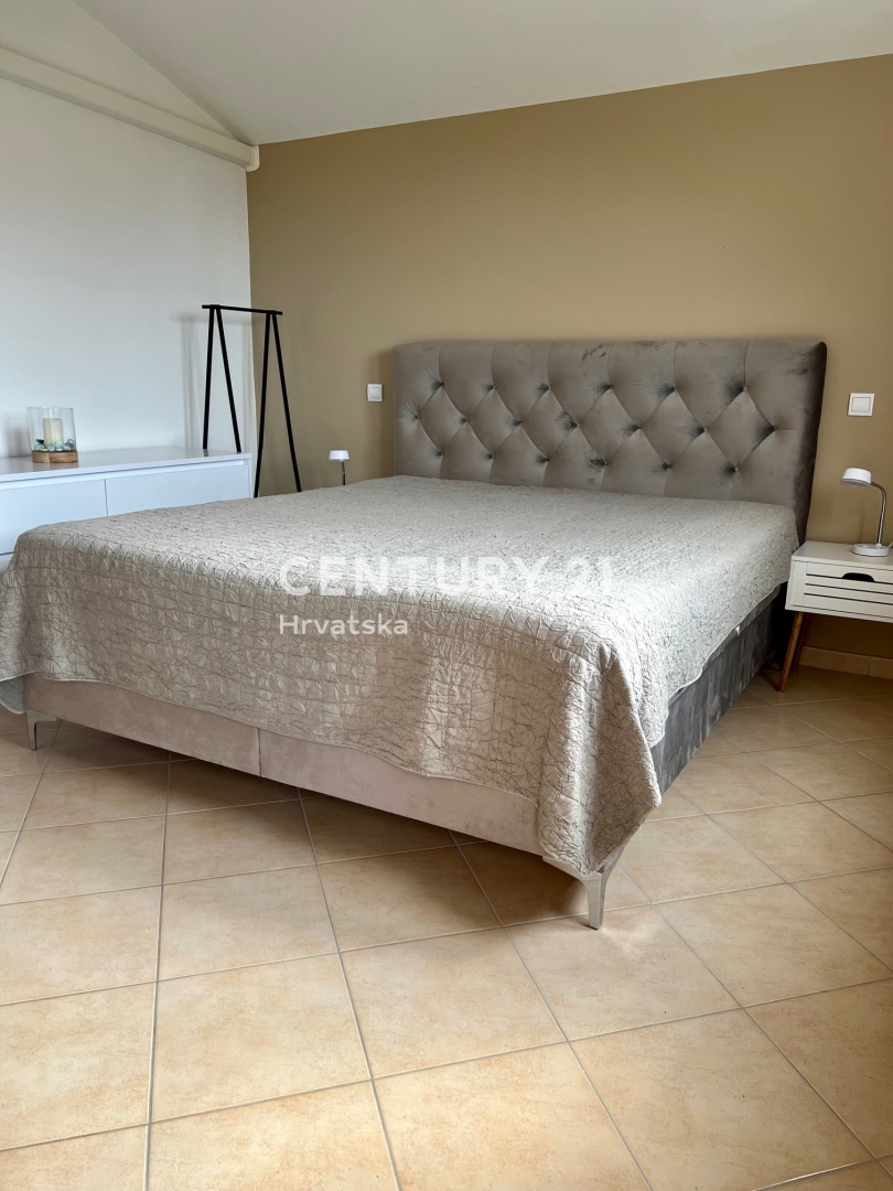 POREČ, VENDESI VILLA INDIPENDENTE CON PISCINA E SPLENDIDA VISTA SUL MARE