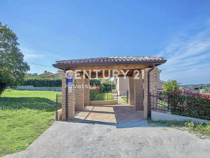 POREČ, VENDESI VILLA INDIPENDENTE CON PISCINA E SPLENDIDA VISTA SUL MARE