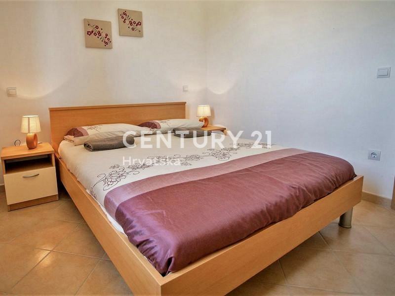 POREČ, VENDESI VILLA INDIPENDENTE CON PISCINA E SPLENDIDA VISTA SUL MARE