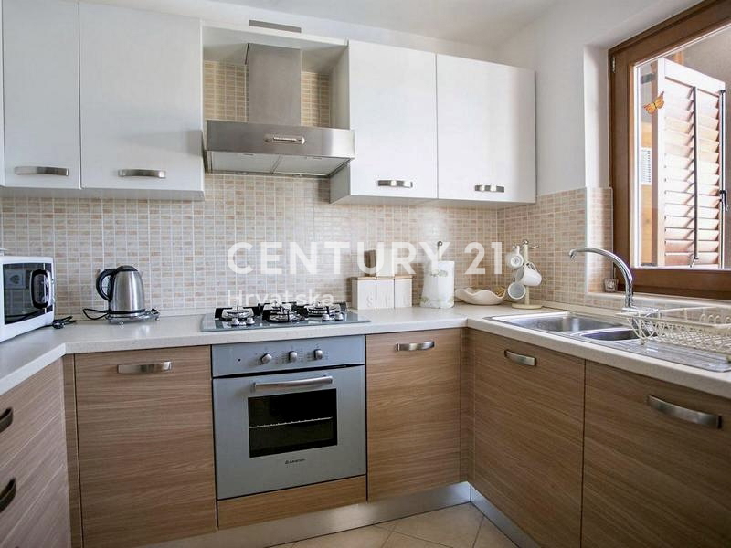 POREČ, VENDESI VILLA INDIPENDENTE CON PISCINA E SPLENDIDA VISTA SUL MARE