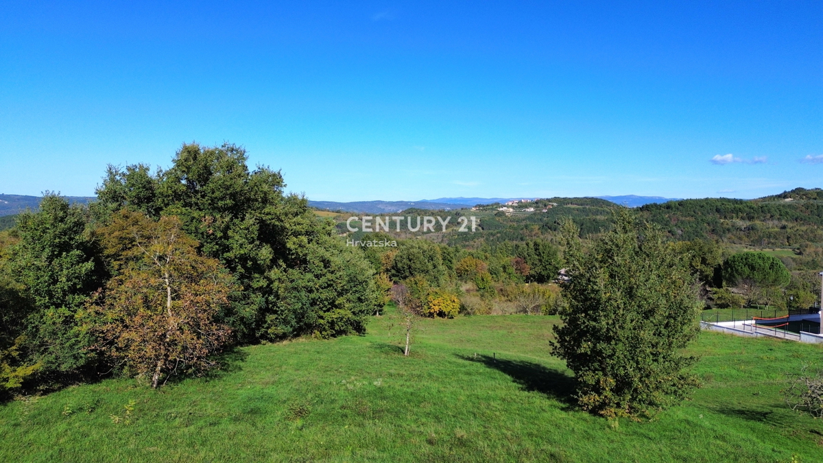 MOTOVUN, DINTORNI, TERRENO EDIFICABILE CON VISTA APERTA SULLA NATURA