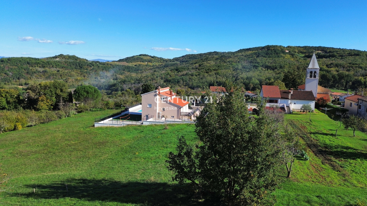 MOTOVUN, DINTORNI, TERRENO EDIFICABILE CON VISTA APERTA SULLA NATURA