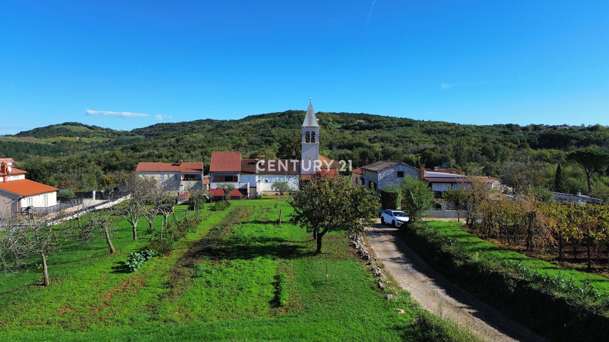 MOTOVUN, DINTORNI, TERRENO EDIFICABILE CON VISTA APERTA SULLA NATURA