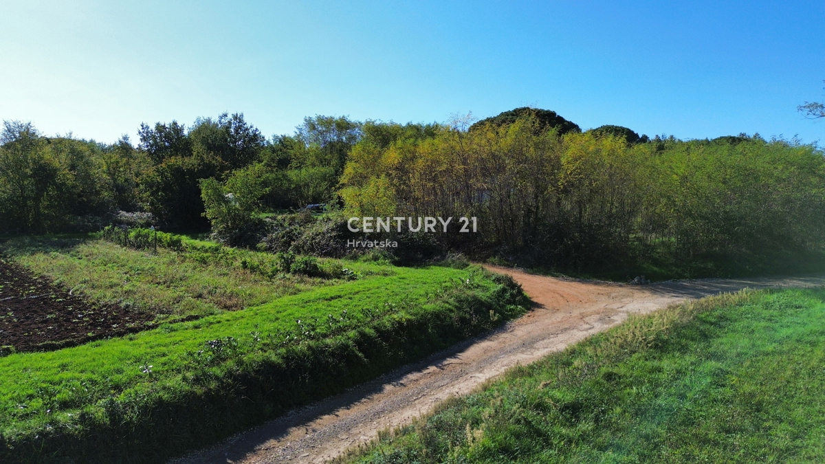 MOTOVUN, DINTORNI, TERRENO EDIFICABILE CON VISTA APERTA SULLA NATURA