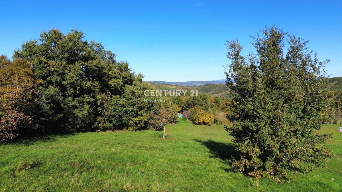 MOTOVUN, DINTORNI, TERRENO EDIFICABILE CON VISTA APERTA SULLA NATURA