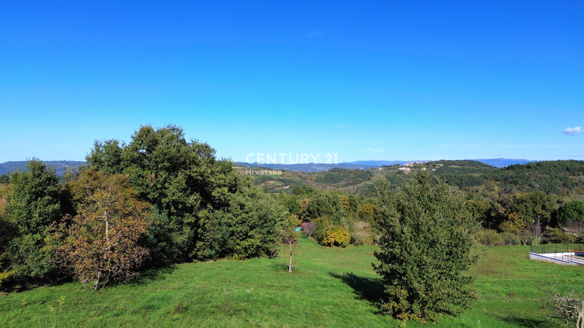 MOTOVUN, DINTORNI, TERRENO EDIFICABILE CON VISTA APERTA SULLA NATURA
