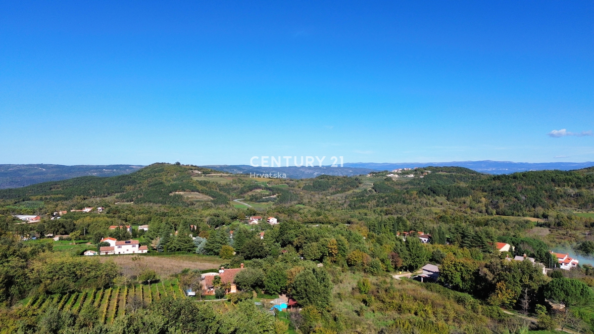 MOTOVUN, DINTORNI, TERRENO EDIFICABILE CON VISTA APERTA SULLA NATURA