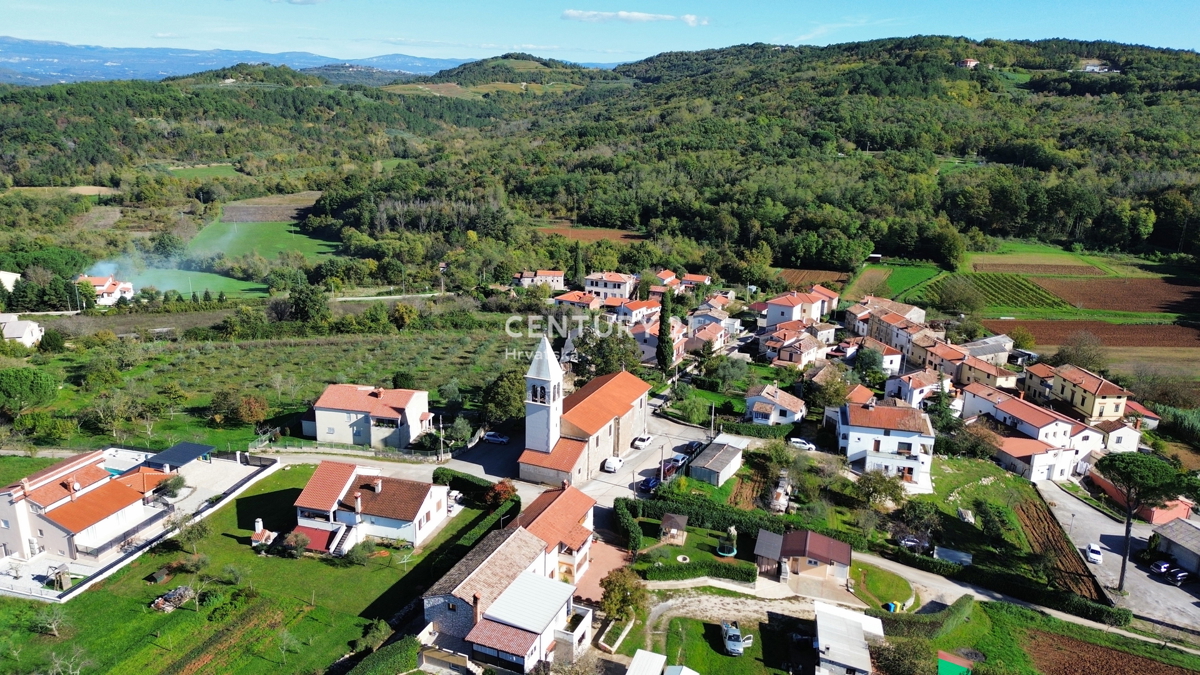 MOTOVUN, DINTORNI, TERRENO EDIFICABILE CON VISTA APERTA SULLA NATURA