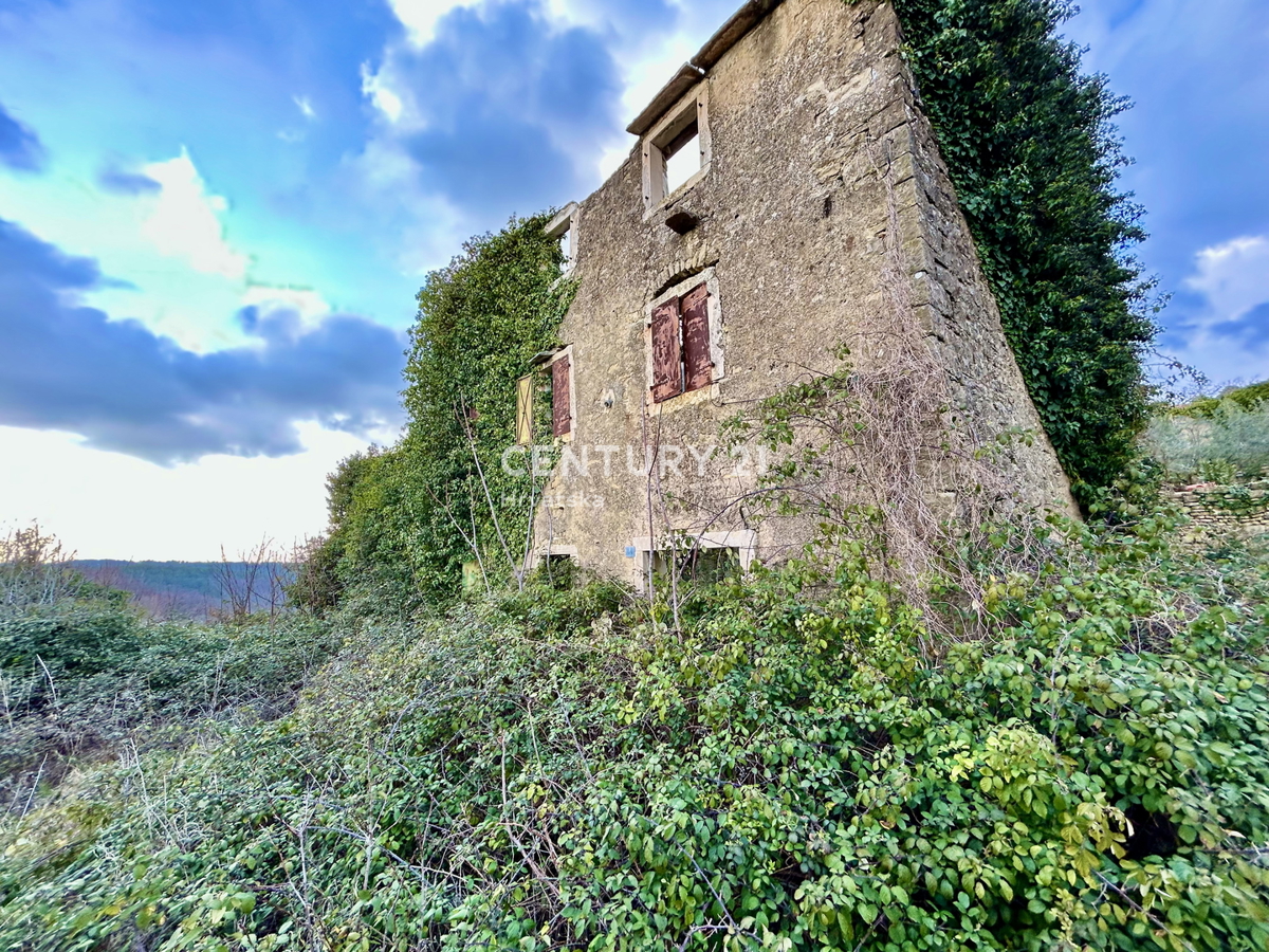 GROŽNJAN, DINTORNI, CASA IN PIETRA CON VISTA PANORAMICA DA RISTRUTTURARE