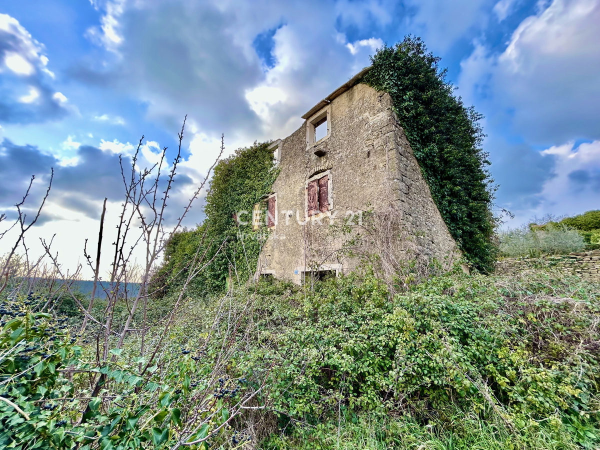 GROŽNJAN, DINTORNI, CASA IN PIETRA CON VISTA PANORAMICA DA RISTRUTTURARE