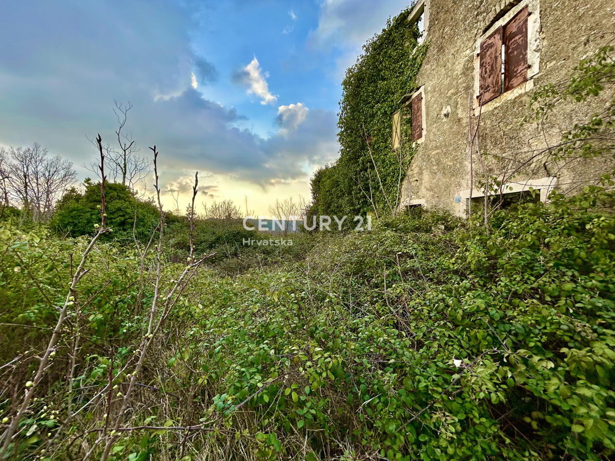 GROŽNJAN, DINTORNI, CASA IN PIETRA CON VISTA PANORAMICA DA RISTRUTTURARE