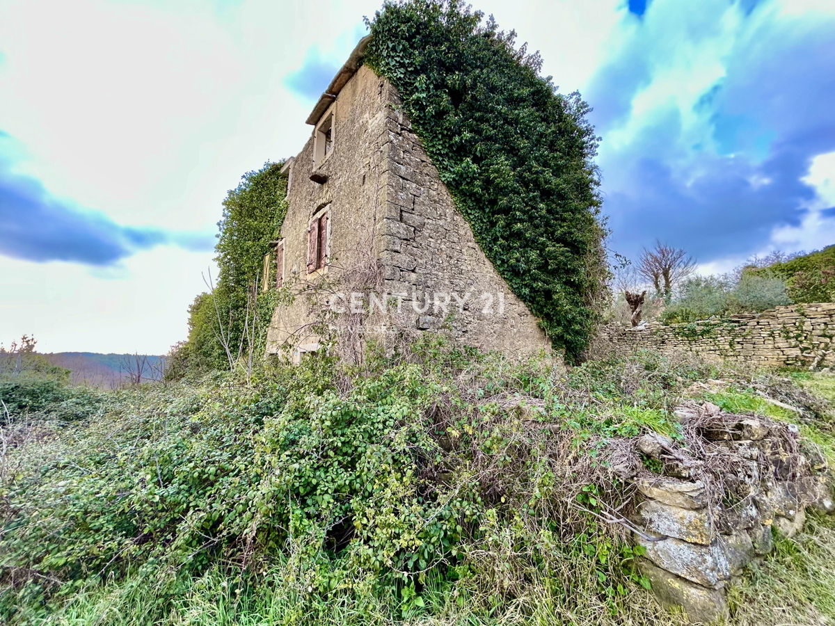 GROŽNJAN, DINTORNI, CASA IN PIETRA CON VISTA PANORAMICA DA RISTRUTTURARE