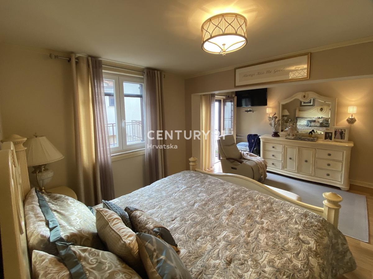 LABIN, RABAC, CASA CON 4 APPARTAMENTI, VISTA APERTA SUL MARE E SULLA CITTÀ VECCHIA DI LABIN