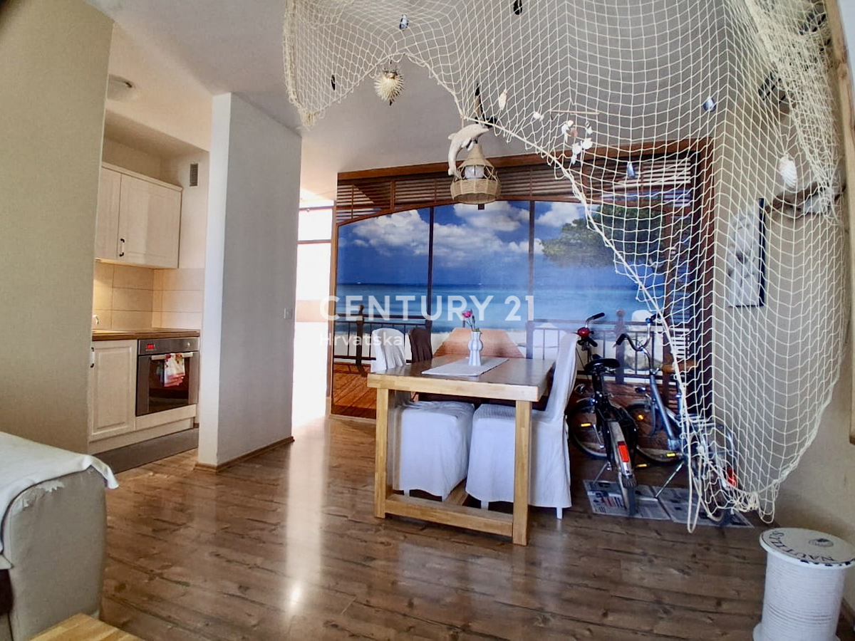 POREČ, ČERVAR PORAT, APPARTAMENTO DUE LOCALI IN PRIMA FILA SUL MARE