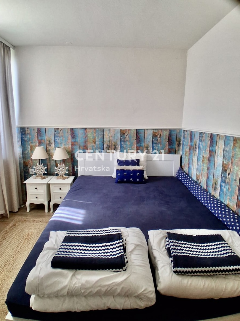 POREČ, ČERVAR PORAT, APPARTAMENTO DUE LOCALI IN PRIMA FILA SUL MARE