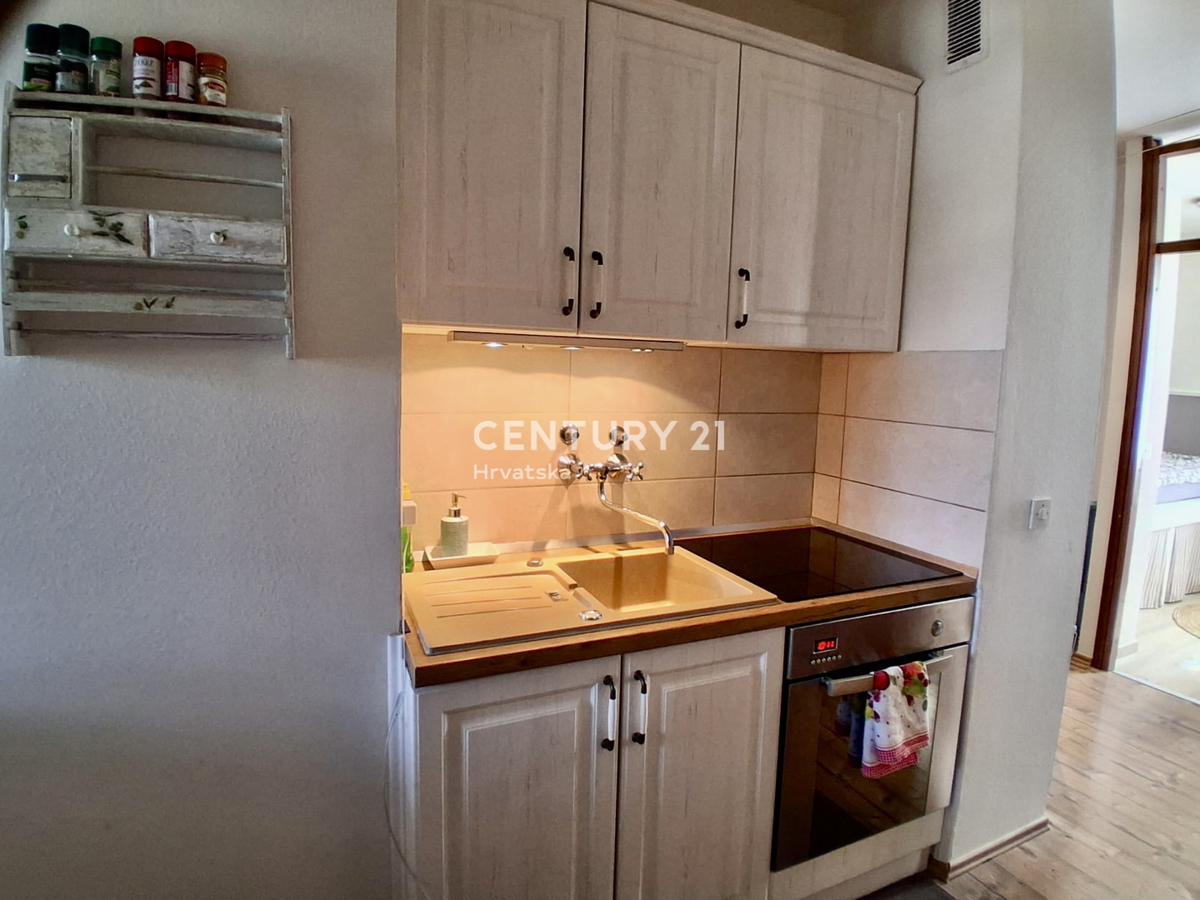 POREČ, ČERVAR PORAT, APPARTAMENTO DUE LOCALI IN PRIMA FILA SUL MARE