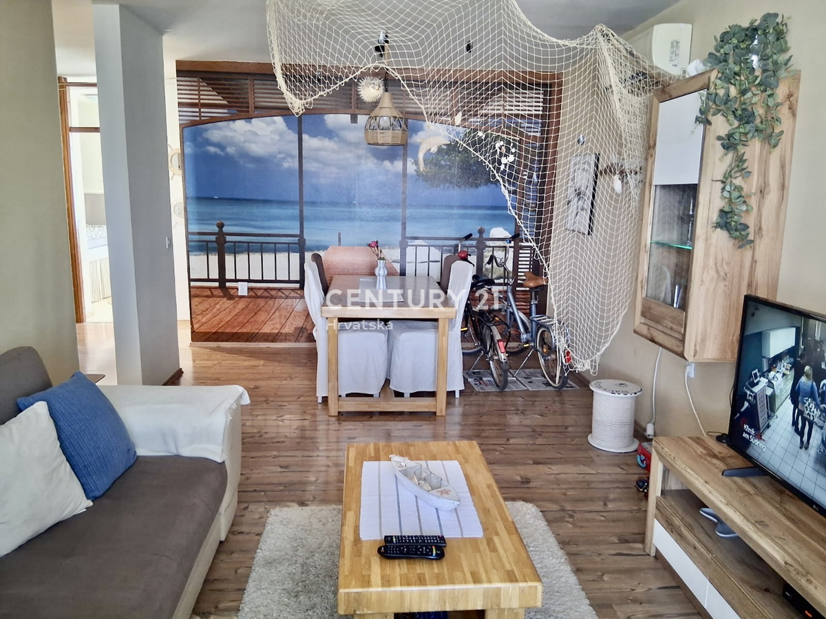 POREČ, ČERVAR PORAT, APPARTAMENTO DUE LOCALI IN PRIMA FILA SUL MARE