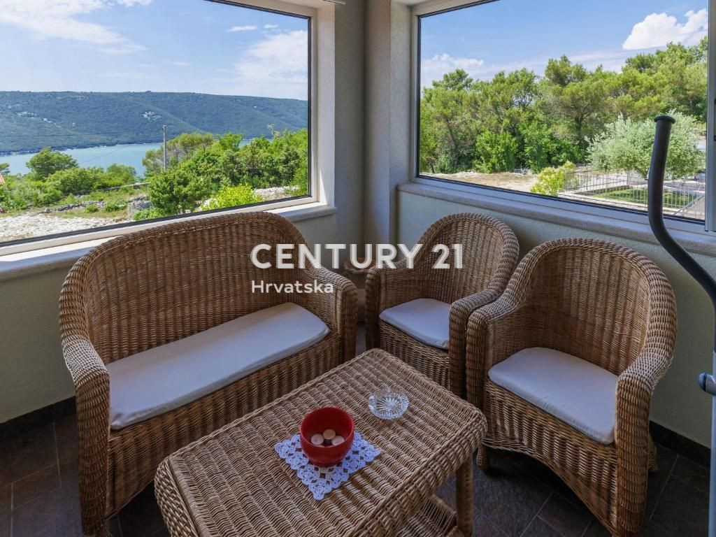 LABIN, CASA CON DUE APPARTAMENTI, PISCINA E VISTA APERTA SUL MARE