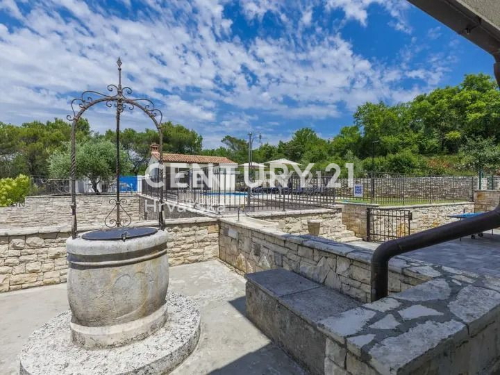 LABIN, CASA CON DUE APPARTAMENTI, PISCINA E VISTA APERTA SUL MARE