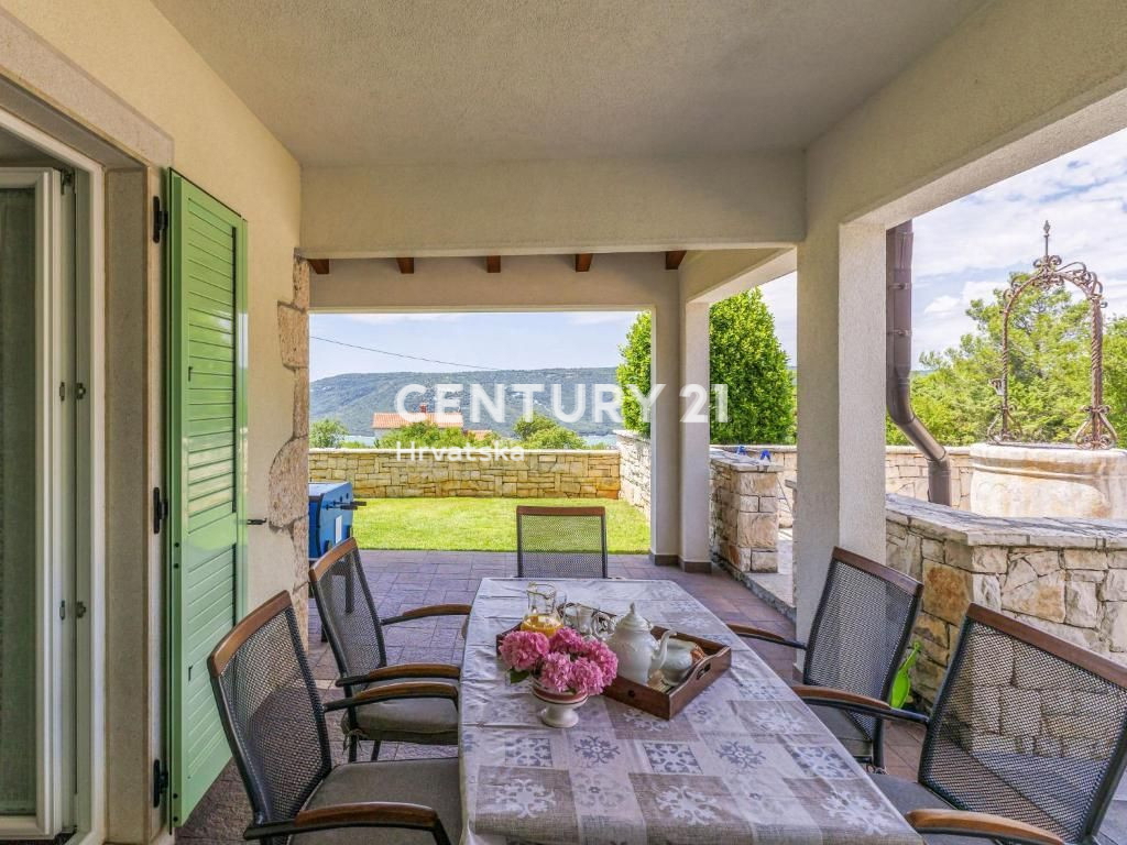 LABIN, CASA CON DUE APPARTAMENTI, PISCINA E VISTA APERTA SUL MARE