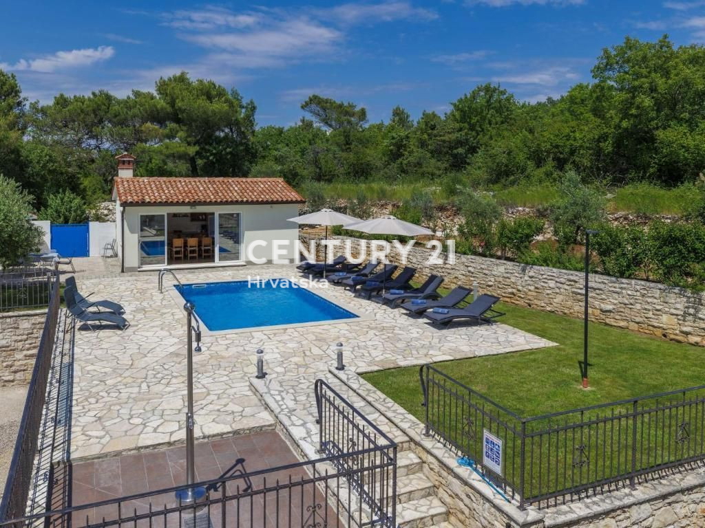 LABIN, CASA CON DUE APPARTAMENTI, PISCINA E VISTA APERTA SUL MARE