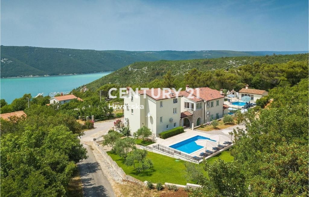 LABIN, CASA CON DUE APPARTAMENTI, PISCINA E VISTA APERTA SUL MARE