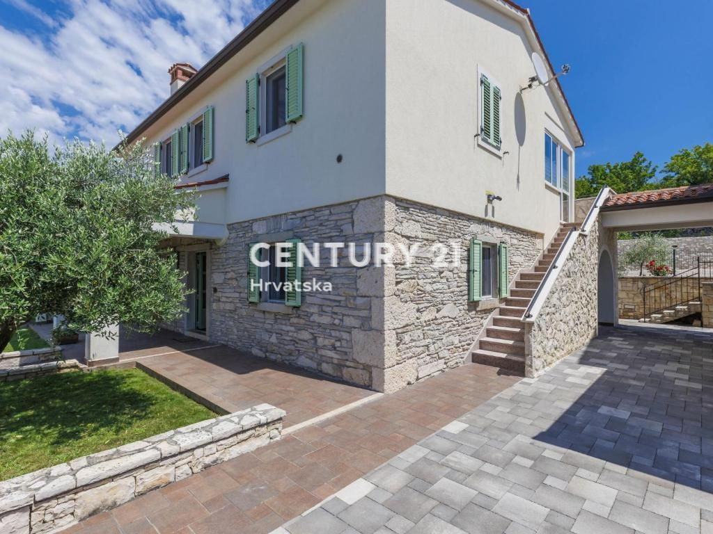 LABIN, CASA CON DUE APPARTAMENTI, PISCINA E VISTA APERTA SUL MARE