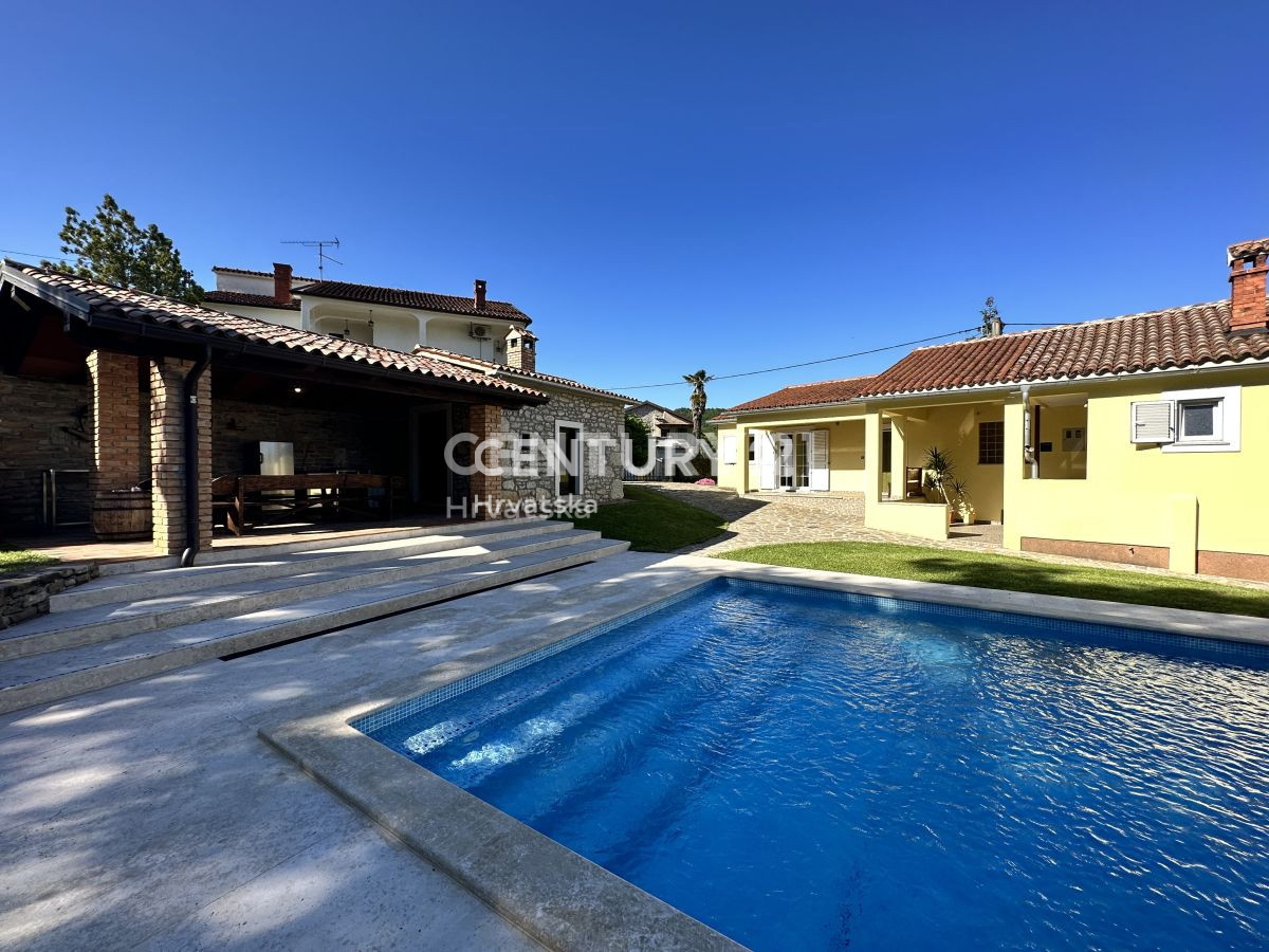 LABIN, PIĆAN, DUE CASE CON PISCINA E FABBRICATO ACCESSORIO