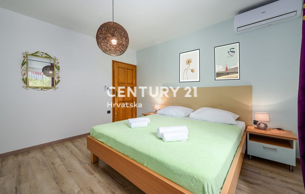 LABIN, PIĆAN, DUE CASE CON PISCINA E FABBRICATO ACCESSORIO