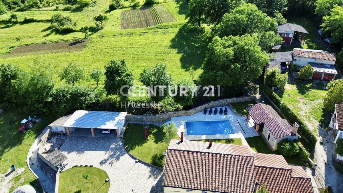 LABIN, PIĆAN, DUE CASE CON PISCINA E FABBRICATO ACCESSORIO