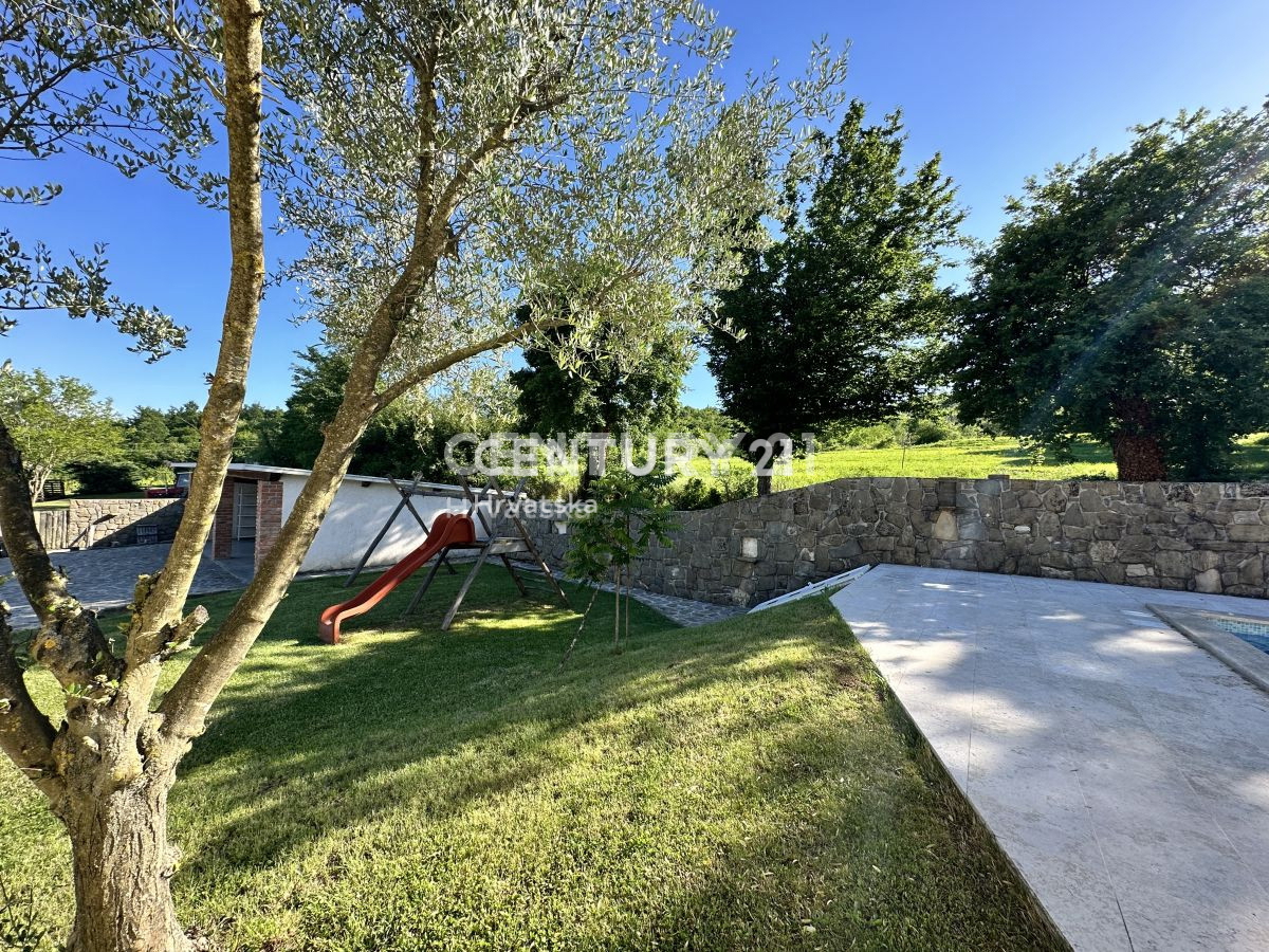 LABIN, PIĆAN, DUE CASE CON PISCINA E FABBRICATO ACCESSORIO