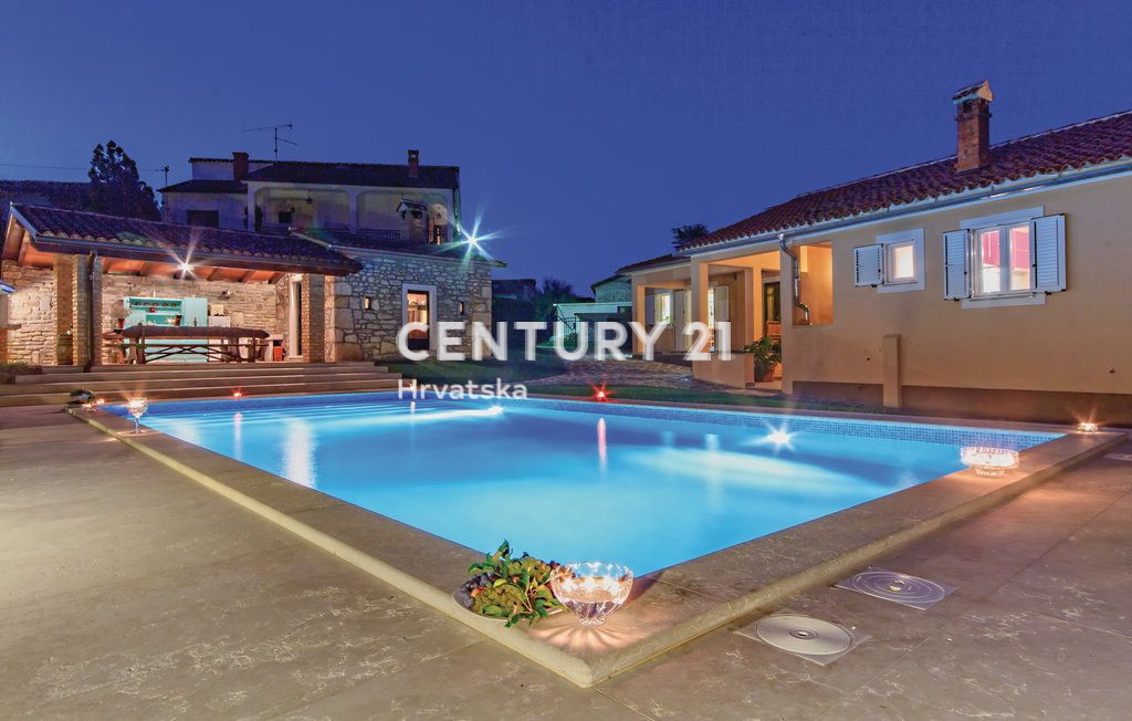 LABIN, PIĆAN, DUE CASE CON PISCINA E FABBRICATO ACCESSORIO