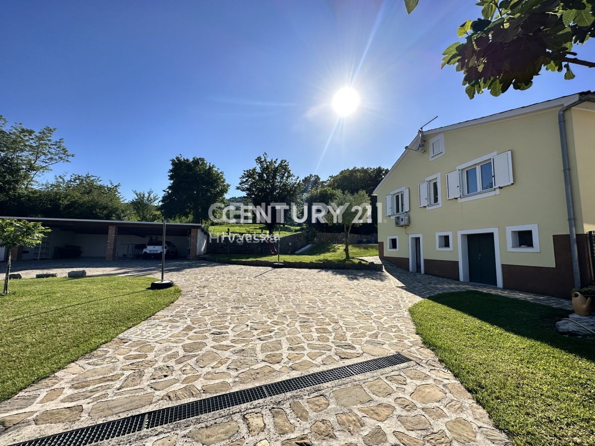 LABIN, PIĆAN, DUE CASE CON PISCINA E FABBRICATO ACCESSORIO