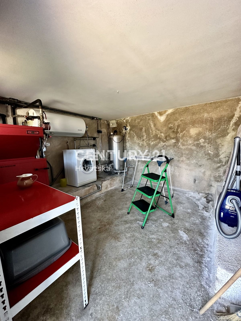 LABIN, PIĆAN, DUE CASE CON PISCINA E FABBRICATO ACCESSORIO