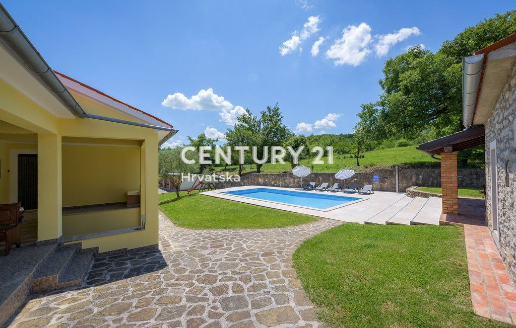 LABIN, PIĆAN, DUE CASE CON PISCINA E FABBRICATO ACCESSORIO