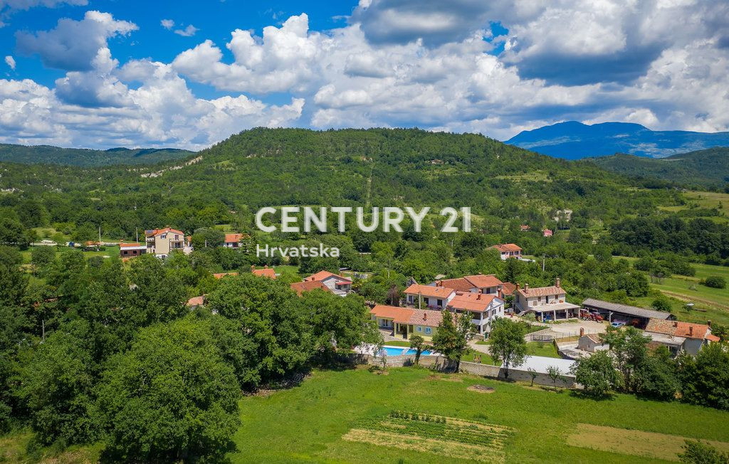 LABIN, PIĆAN, DUE CASE CON PISCINA E FABBRICATO ACCESSORIO