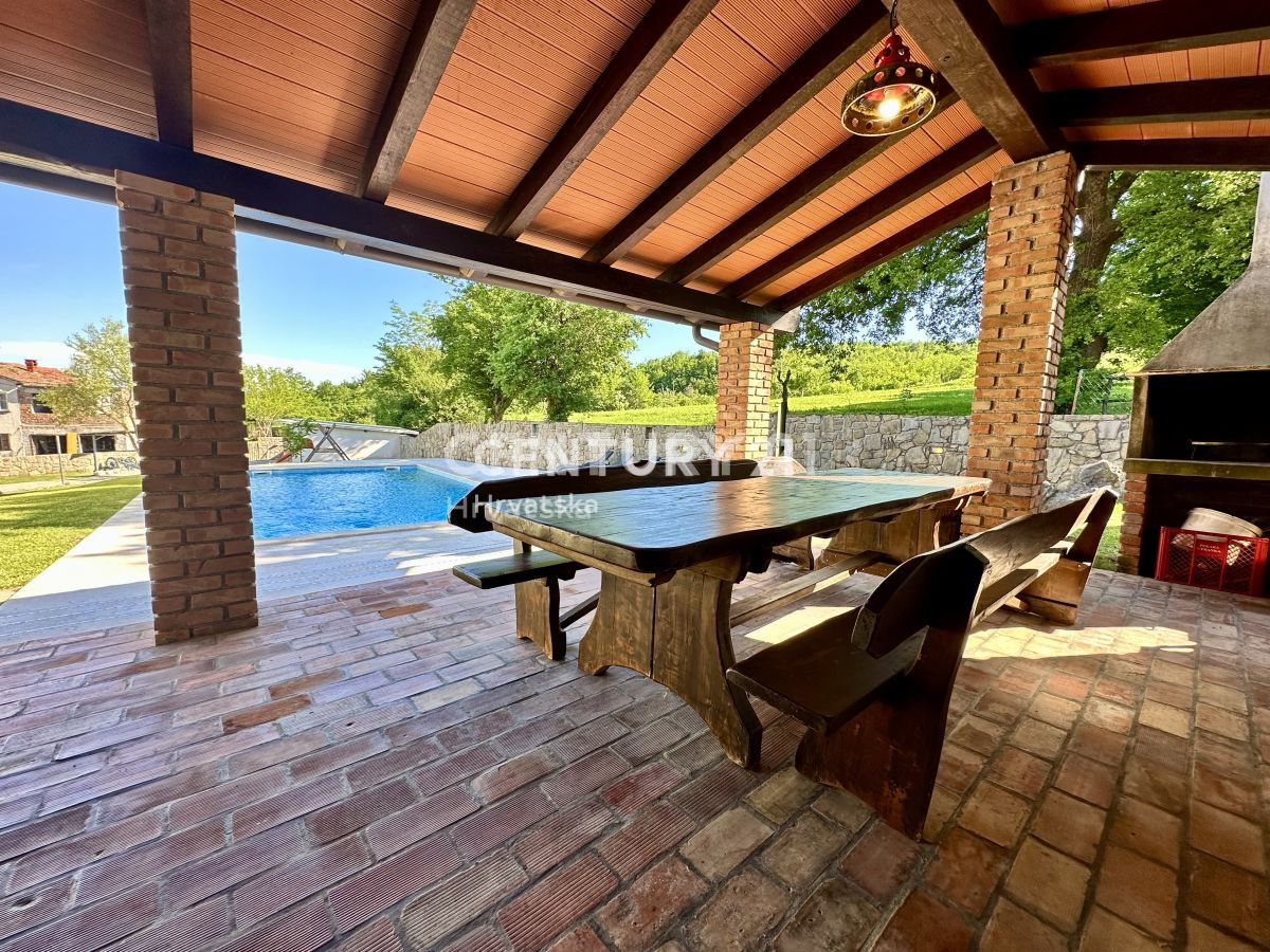 LABIN, PIĆAN, DUE CASE CON PISCINA E FABBRICATO ACCESSORIO