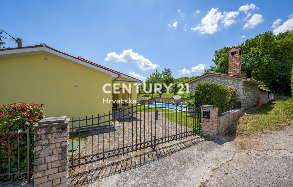 LABIN, PIĆAN, DUE CASE CON PISCINA E FABBRICATO ACCESSORIO