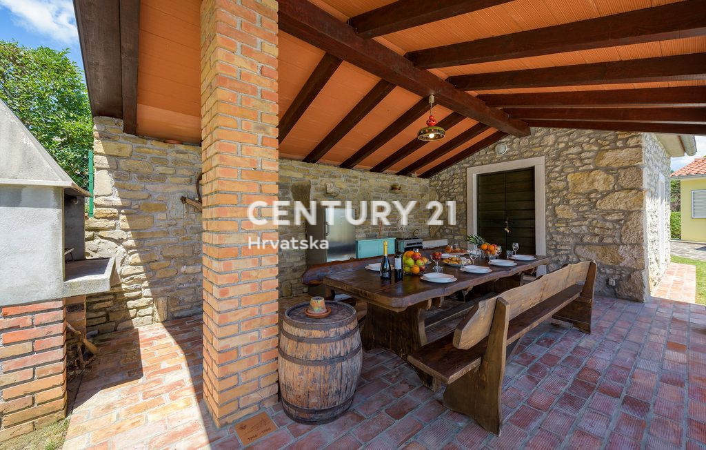 LABIN, PIĆAN, DUE CASE CON PISCINA E FABBRICATO ACCESSORIO