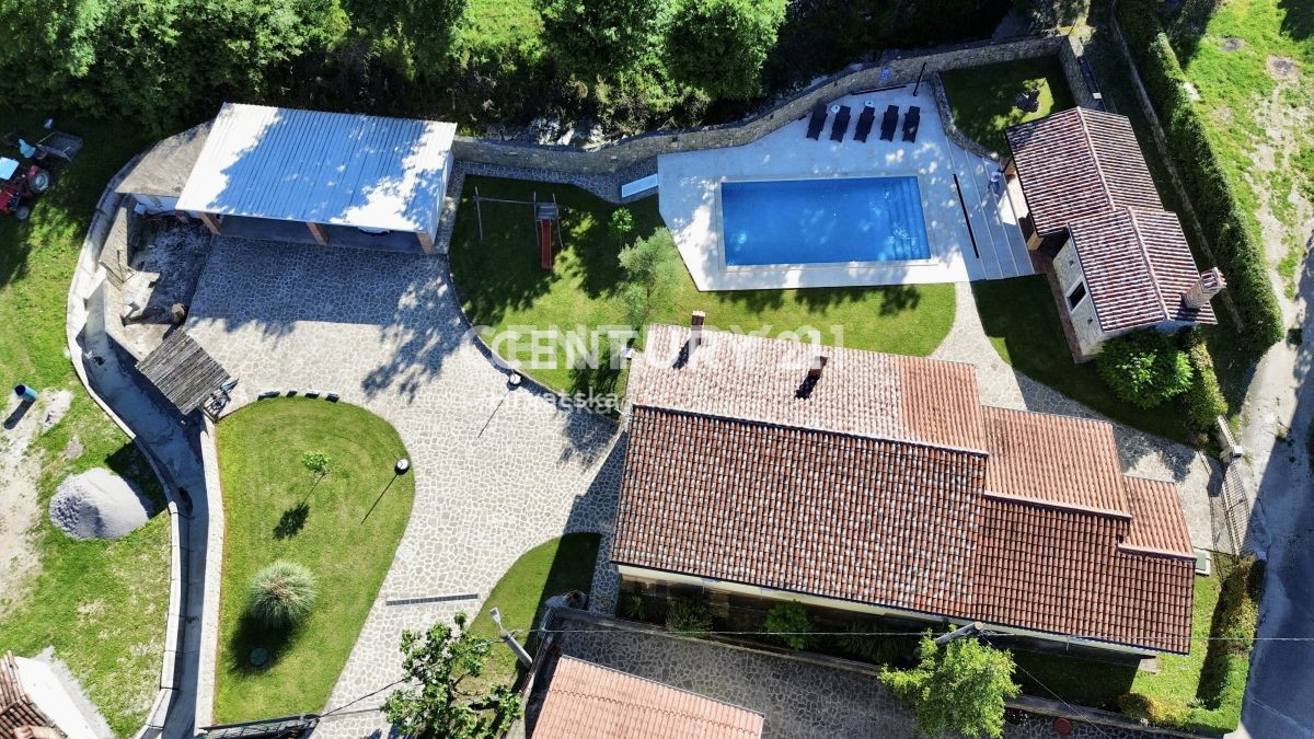 LABIN, PIĆAN, DUE CASE CON PISCINA E FABBRICATO ACCESSORIO