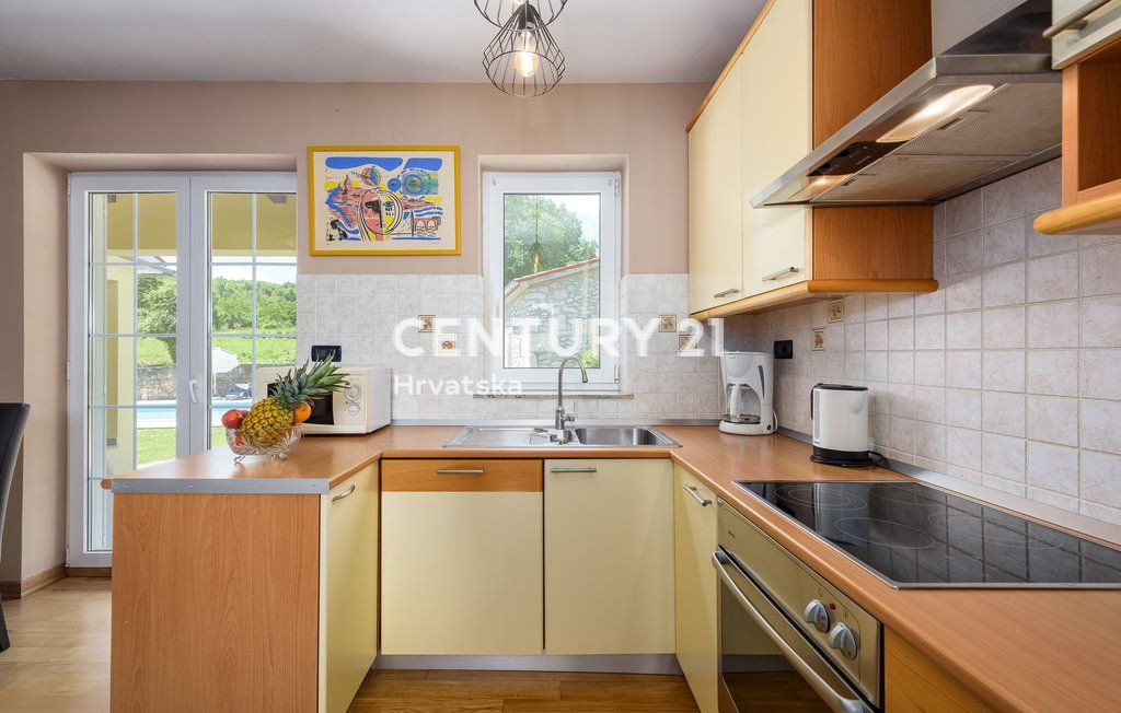 LABIN, PIĆAN, DUE CASE CON PISCINA E FABBRICATO ACCESSORIO