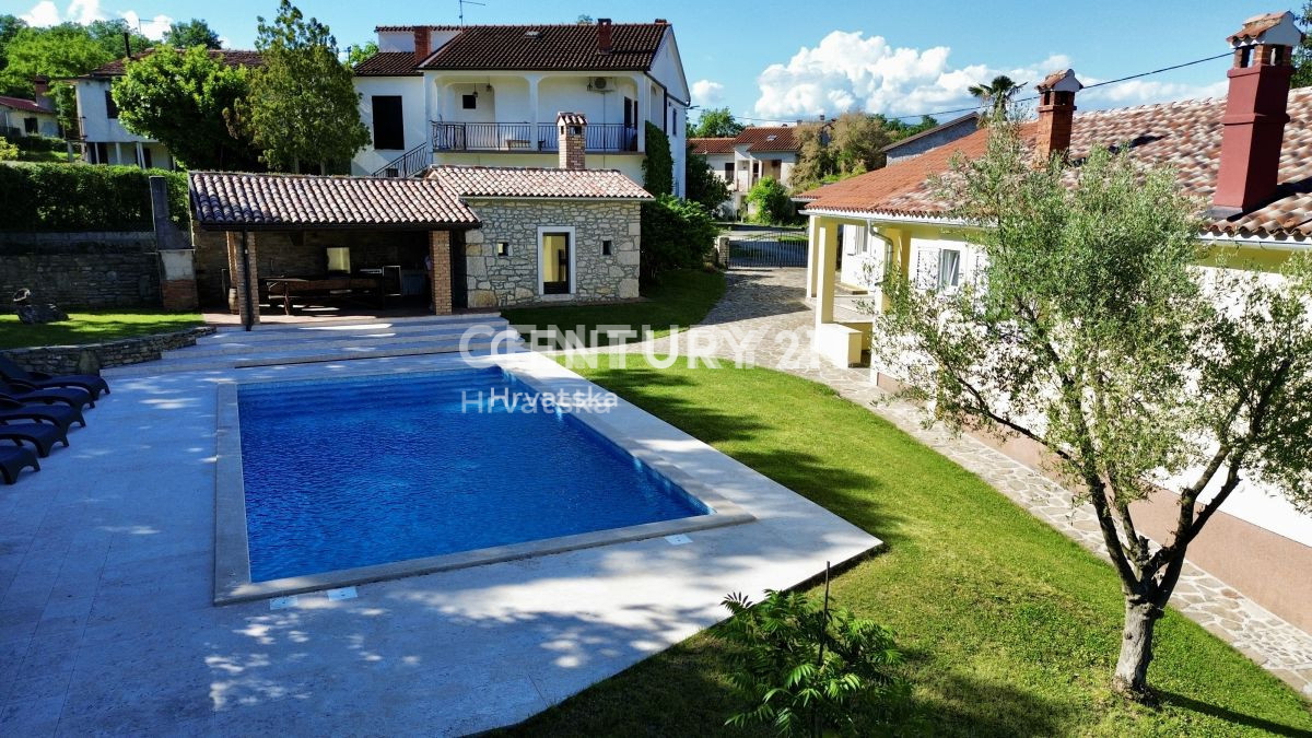 LABIN, PIĆAN, DUE CASE CON PISCINA E FABBRICATO ACCESSORIO